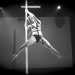La pole dancer Isabella si esibisce sul palco